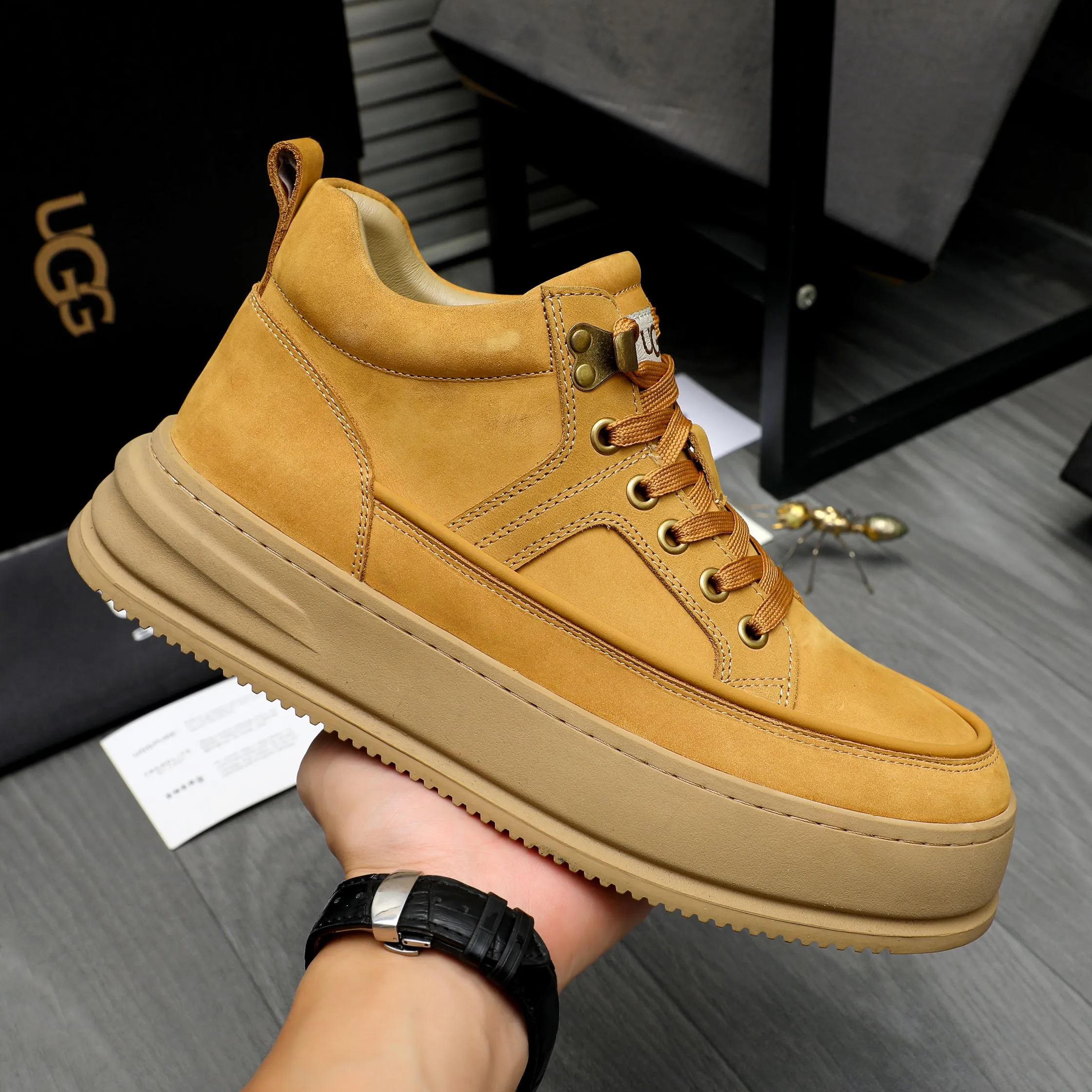 P620 Product trademark: "UGG" Gaobang men's shoes Regular size: 39-44 Product materials: Selected suede cowhide upper, wool lining, original outsole